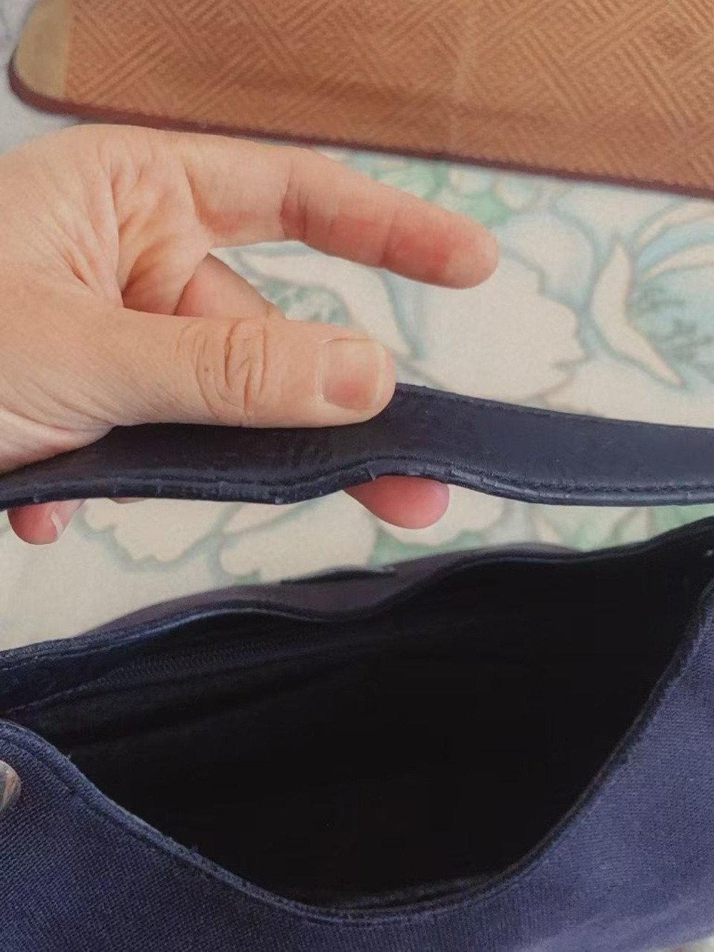 Gucci GG-Signature Trimmed Colbert Hobo bag in black‎ - Picture 11 of 16